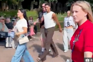 太阳报：贝林厄姆和模特女友畅游主题公园，引来大批粉丝围观