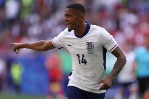 记者：孔萨一直是阿森纳中卫引援首要目标，他还能踢右后卫