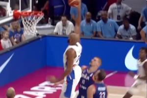 你是谁？看FIBA的戈贝尔怎么打球？试探步晃开防守突破炸扣