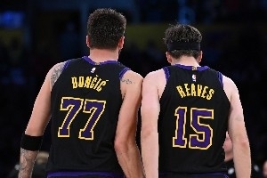 老詹离队湖人或将失去主场优势 东契奇能否抬高球队季后赛上限？