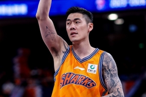 刘铮与上海男篮完成E类合同1+1续约 第二年为俱乐部选项
