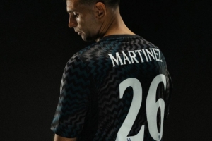 致敬传奇特里，大马丁选择身穿切尔西26号球衣