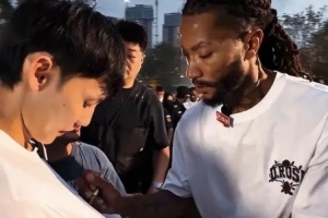 罗斯与徐杰的同框时刻！罗斯为徐杰T恤签名送祝福