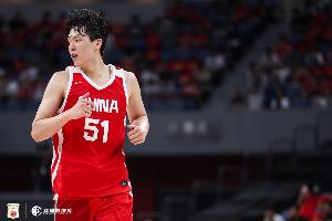 也是降维打击！杨瀚森首节替补4中3拿下7分3板1助1帽 带队轰9-0