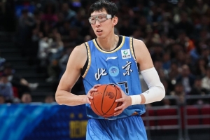杨鸣&周琦将担任今晚中黎战解说嘉宾 周琦曾对阵黎巴嫩空砍22+21