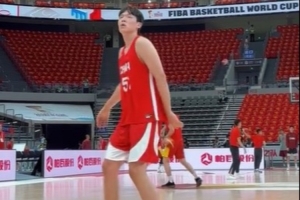 媒体人：今晚杨瀚森得多打多上场 中国男篮想赢球真得靠他多带动