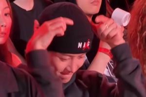 致敬詹姆斯还是字母哥？王嘉尔在AJ的活动中做出“戴皇冠”姿势