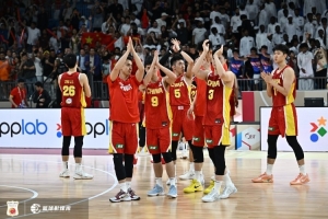 解说：中国男篮最可贵的是被反超后没崩 多人站出来顶住了压力