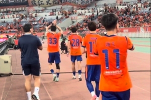 足协杯0-3完败海港！泰山队球员赛后谢场球迷高喊：继续战斗