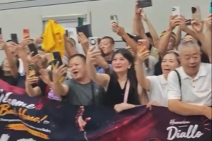 山西男篮外援迪亚洛今日抵达太原 山西球迷热情欢迎！