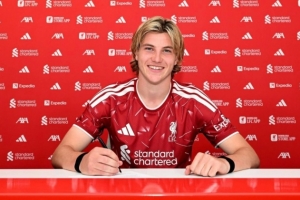 利物浦官方：17岁中场霍尔姆签下首份职业合同，上赛季是U18主力
