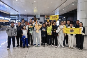 泰勒·卡尔文·库克抵达长春 俱乐部副董事长及球迷到机场接机
