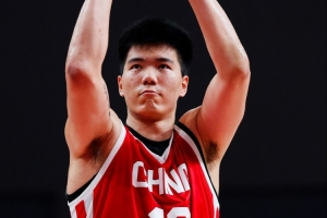 兢兢业业！焦泊乔3中2拿下6分6板1断 下半场与对手冲突