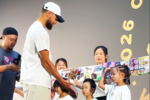 感受公司文化！库里与李宁公司所设员工幼儿园的小朋友进行互动