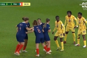 这战术还真有用！法国U20女足在世界杯上一次战术角球，最终进球