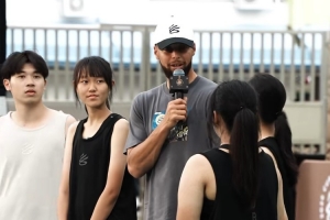 库里to年轻人：人们总说我很多事做不到 但我要确保的是享受过程