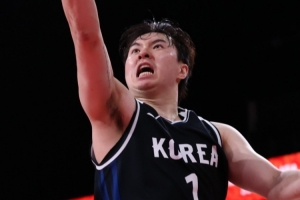 媒体人：李贤重可签B联赛天价合约 但选择打G联盟 真的黑不了一点