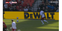 无影无踪！伊萨克禁区右侧传中，又高又飘直接飞到另一侧脚旗区了