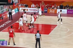 低迷！中国男篮开局4分钟仅靠胡金秋拿到2分 2-8落后伊朗