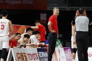 媒体人：中国男篮在防啥 体型正常点的球队都能在我们头上爆3分吗