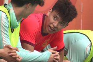 身背两黄！王钰栋被换下后疑似在替补席问：要停赛？