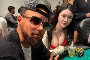 又一次同框了！美女牌手All In姐晒与库里牌桌前同框合照