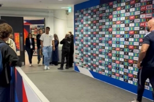 一点插曲！被记者询问与库库雷利亚的摩擦，贝林厄姆笑了
