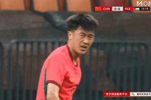 巴勒斯坦球员破门后从刘洋身上跨过 起身后的刘洋表情很痛苦