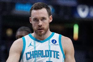 名记：黄蜂现有16份标准合同 最有可能裁掉的是非保障的康诺顿