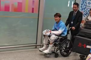 对阵韩国受伤！受伤的毛伟杰坐轮椅抵达，笑着向接机的球迷们致意