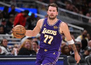 外线开火！湖人全队三分44投20中 命中率高达45.5%