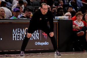 纳斯谈季前赛伤病：找到球员上场平衡很重要 逐步适应对抗强度