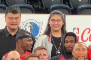 两大巨人！2米26姚明和2米23张子宇同框合影