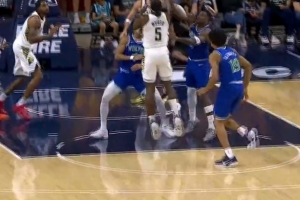 就是得耐心！沃克虚晃突破抛传 祖巴茨送精彩双手空接背扣！