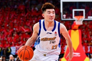 全能发挥！孙铭徽半场6中2拿下4分4板6助2断
