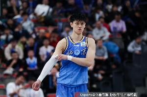 不在状态！曾凡博8投仅2中拿到6分5板 三分5中0