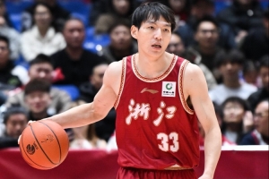 状态回暖了！吴前半场出战17分钟 5中3&三分3中1拿到9分4板3助