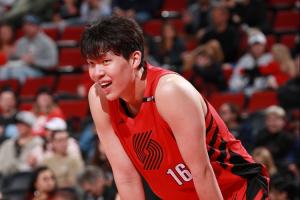 进攻不错！杨瀚森替补打了21分钟 8投6中砍13分4板4助