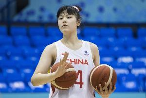 李月汝上次征战WCBA在2022-23赛季 场均拿下15.1分13.3篮板