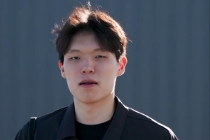 可爱捏！开拓者晒球员登机照片/视频：杨瀚森对着镜头摇头吹刘海