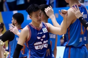 媒体人：还得是奇哥 回归四川男篮的首战就赢了 成都的王！