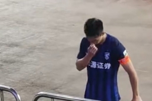 武汉三镇接近降级！贺惯哽咽喊话：留下来的兄弟们一定会打回来