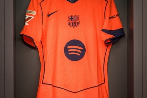 记者：巴萨将身穿上赛季橙色球衣客场对阵巴黎