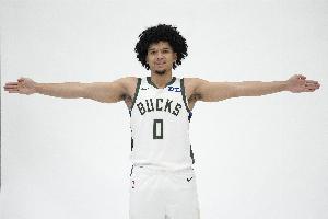 詹金斯盛赞伯里斯NBA首秀：他的投篮手感极佳 比赛阅读能力出色