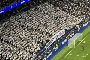 国家德比在即！皇马主场球迷打出横幅：绝不让内格雷拉逃脱惩罚